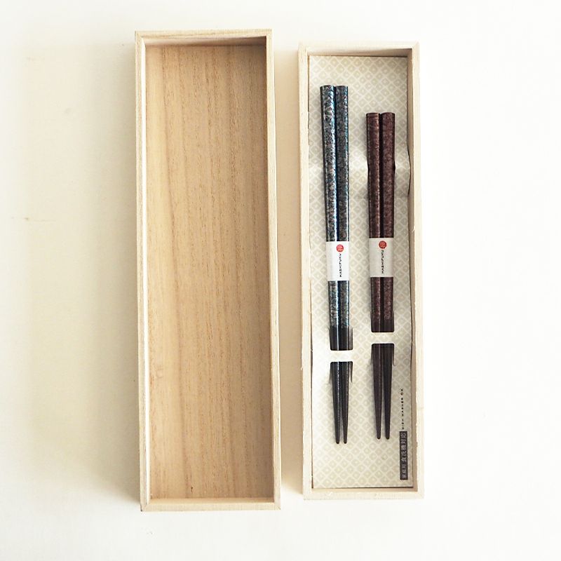 桐箱に入ったお箸のペアセットです