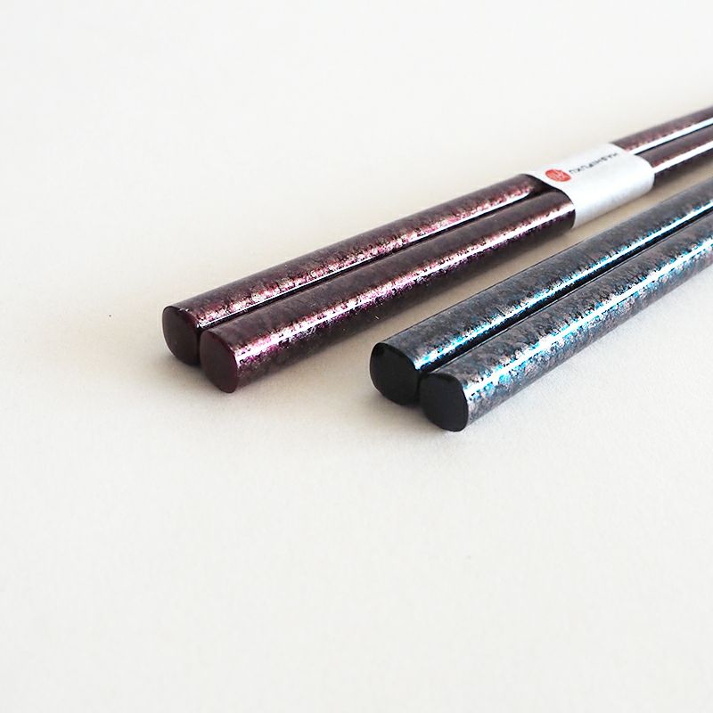 天の装飾はシンプルなシンプルな四角型、やや丸みを帯びています