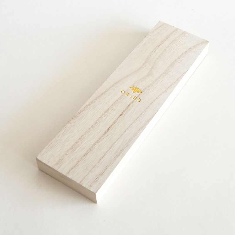 織部オリジナルの桐箱付きです