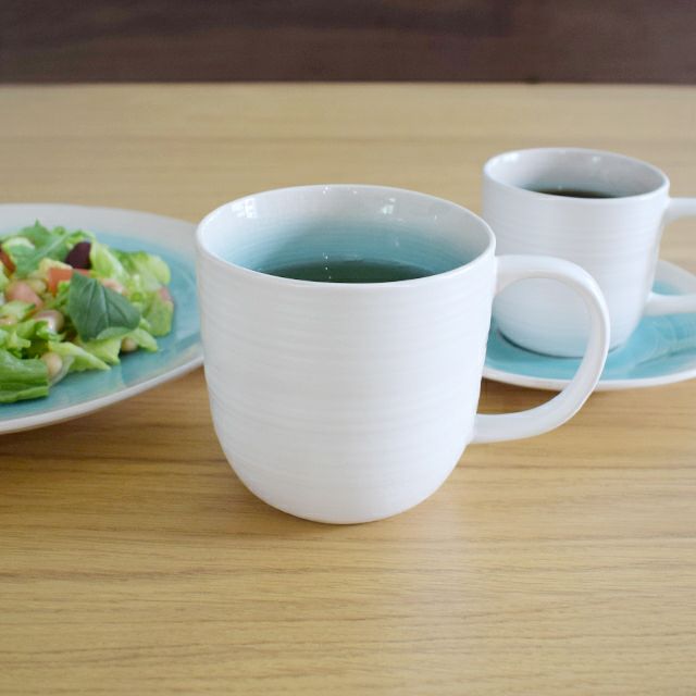 涼やかな食卓に湖水のマグカップ