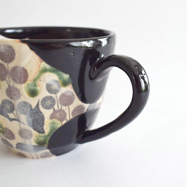伝統的美濃の名窯玉山窯の草紋マグカップ