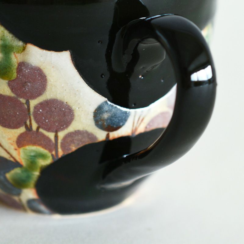 加藤仁  作　黒織部草花紋湯飲み 故、加藤仁 作 黒織部草花紋湯呑