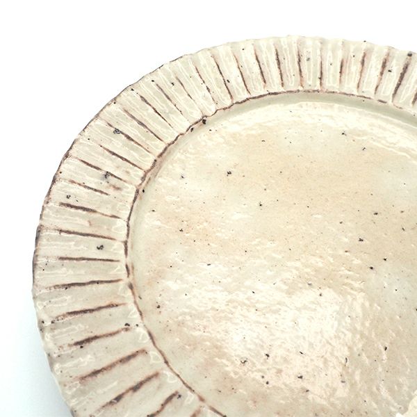 丁寧に手作りされている藤本智弘さんの粉引7寸 リム皿