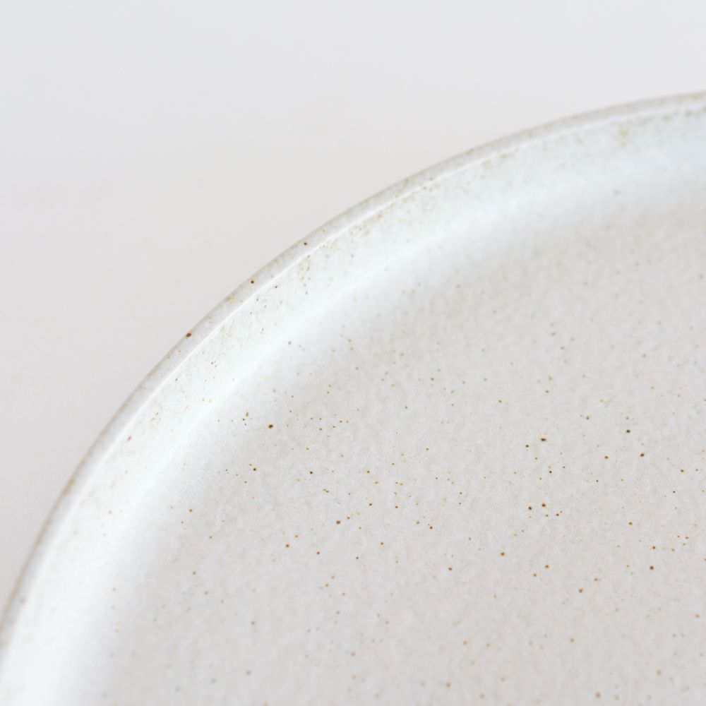 真っ白ではなく釉薬の変化をお愉しみいただけます