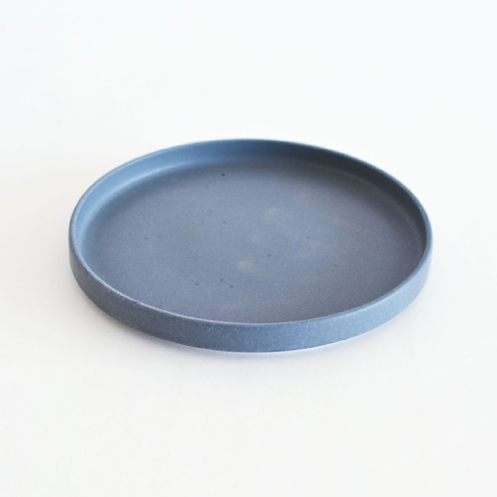 こちらはネイビーです