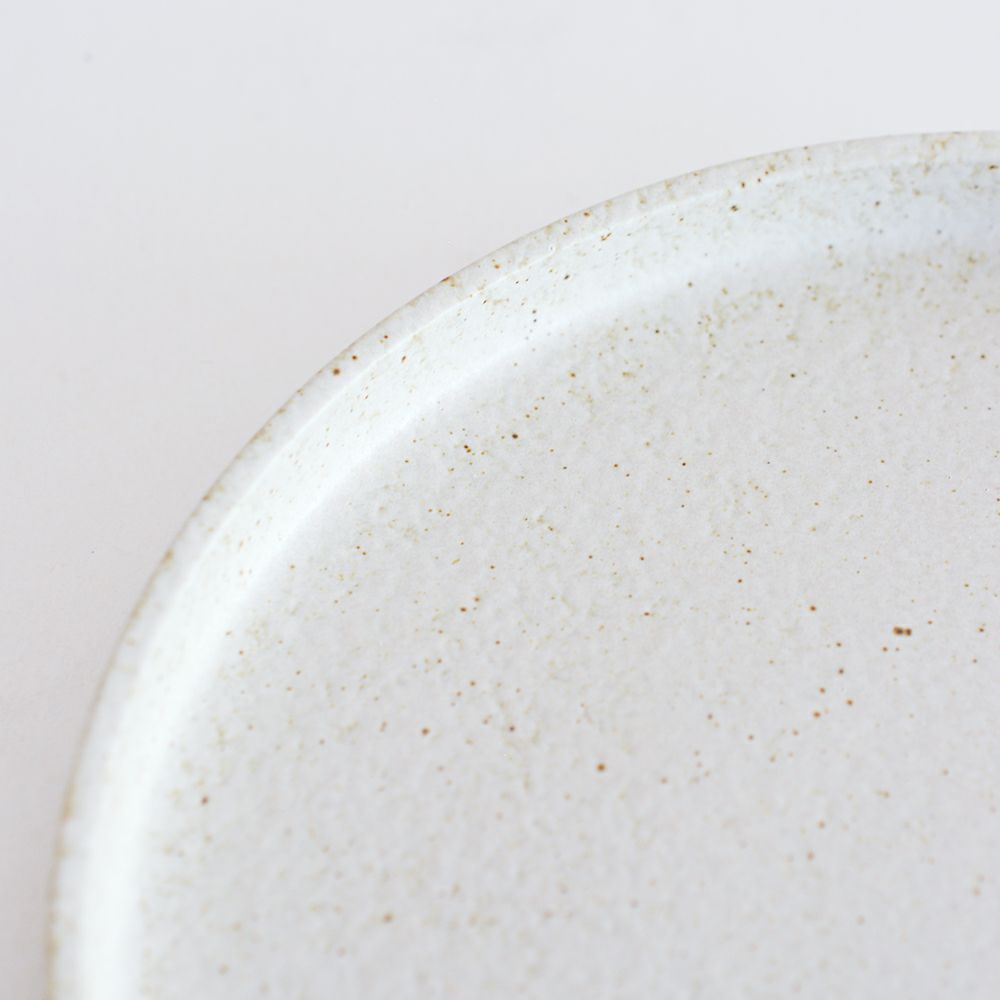 真っ白ではなく釉薬の変化をお愉しみいただけます