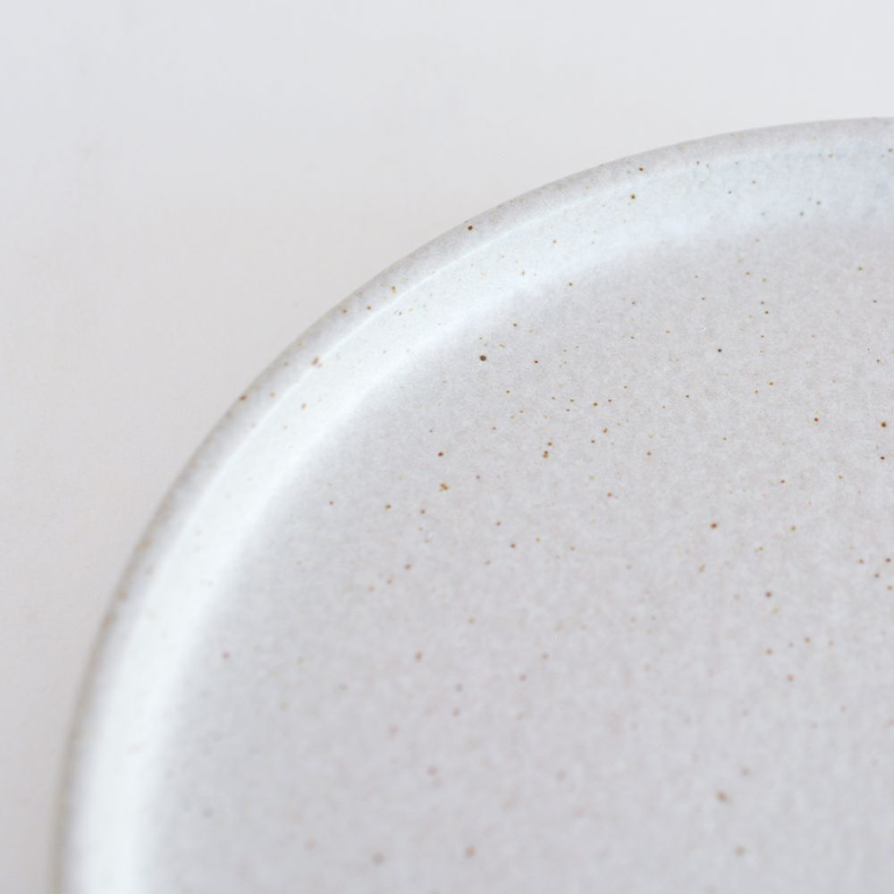 真っ白ではなく釉薬の変化をお愉しみいただけます