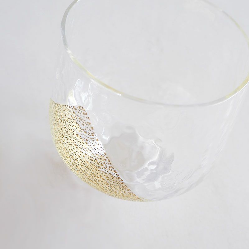 お酒に揺らめく金箔が美しい