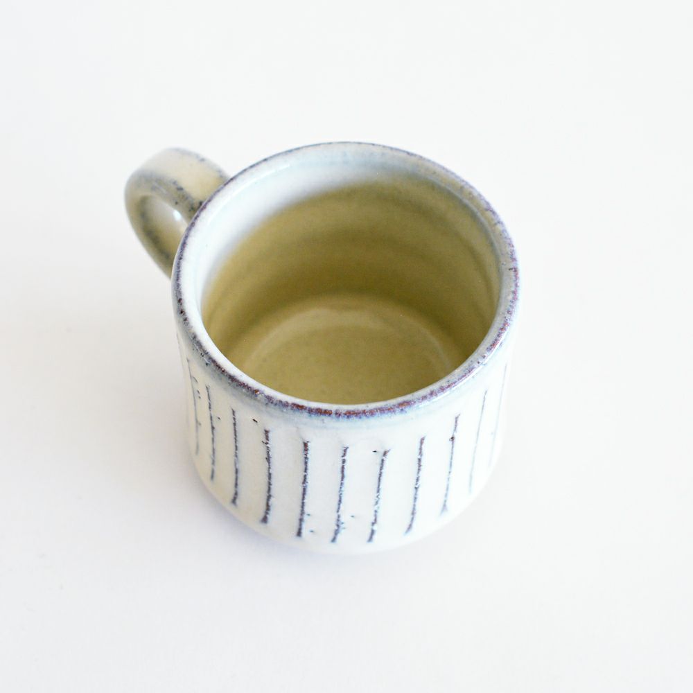 白釉彫コーヒー碗皿