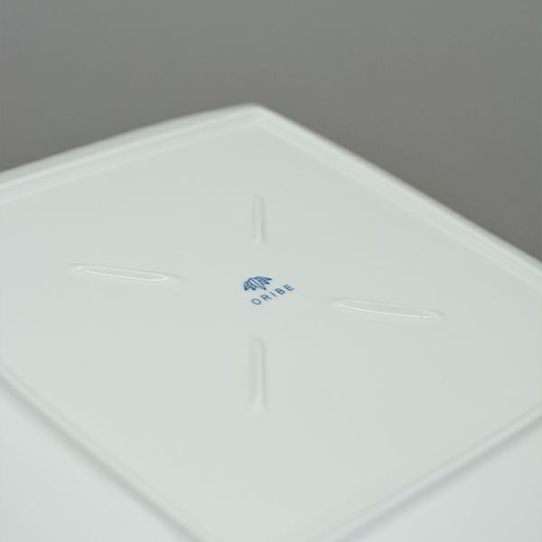 とっても軽い「白い器」シリーズの軽量ホワイトライン正角皿 L。こちらはラインが入った、四角い中皿です。