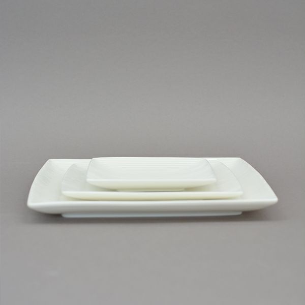 とっても軽い「白い器」シリーズの軽量ホワイトライン正角皿 L。こちらはラインが入った、四角い中皿です。