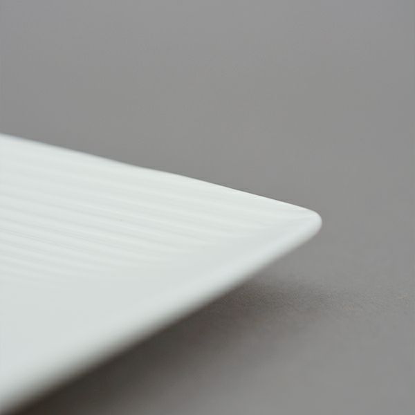とっても軽い「白い器」シリーズの軽量ホワイトライン正角皿 M。こちらはラインが入った、四角い中皿です。