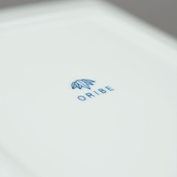 とっても軽い「白い器」シリーズの軽量ホワイトライン正角皿 M。こちらはラインが入った、四角い中皿です。