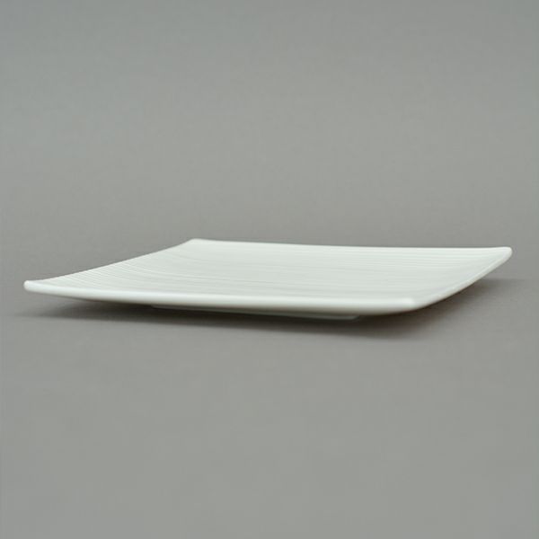 とっても軽い「白い器」シリーズの軽量ホワイトライン正角取皿。こちらはラインが入った、四角い小皿です。