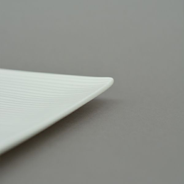 とっても軽い「白い器」シリーズの軽量ホワイトライン正角取皿。こちらはラインが入った、四角い小皿です。