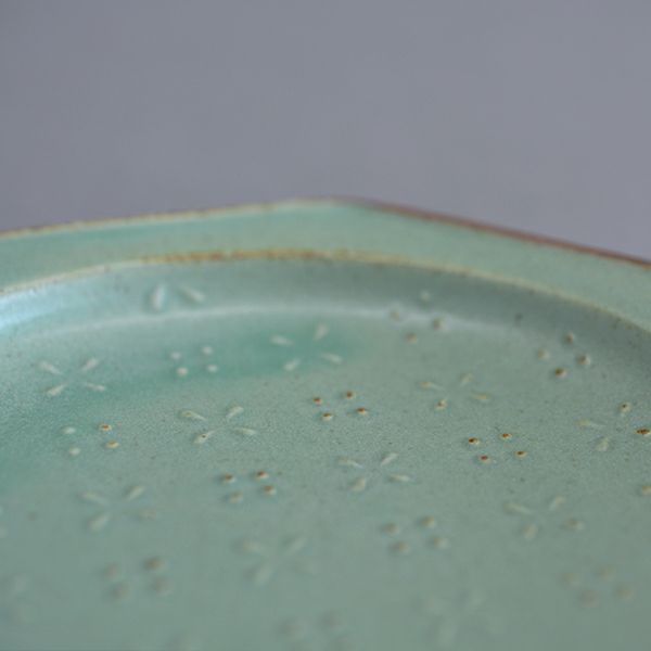 一洋陶園 oribe pottery レリーフ12八角皿 ミント 手作りしたような少しゆがんだシルエットとさらさらとしたマットな質感が、静かで優しい大人な雰囲気の「oribe pottery」シリーズ。和食にも洋食にも合わせやすく、シンプルで毎日使っても飽きがこないデザインのうつわ。