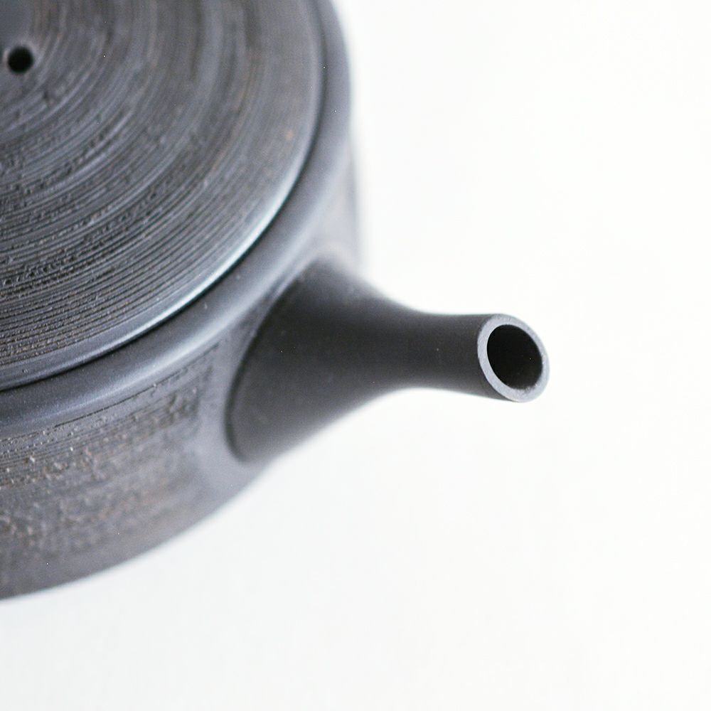 黒燻平切立形糸目急須 玉光 8号|和食器通販|織部 Online Store 黒燻平切立形糸目急須 玉光 8号|和食器通販|織部 Online Store