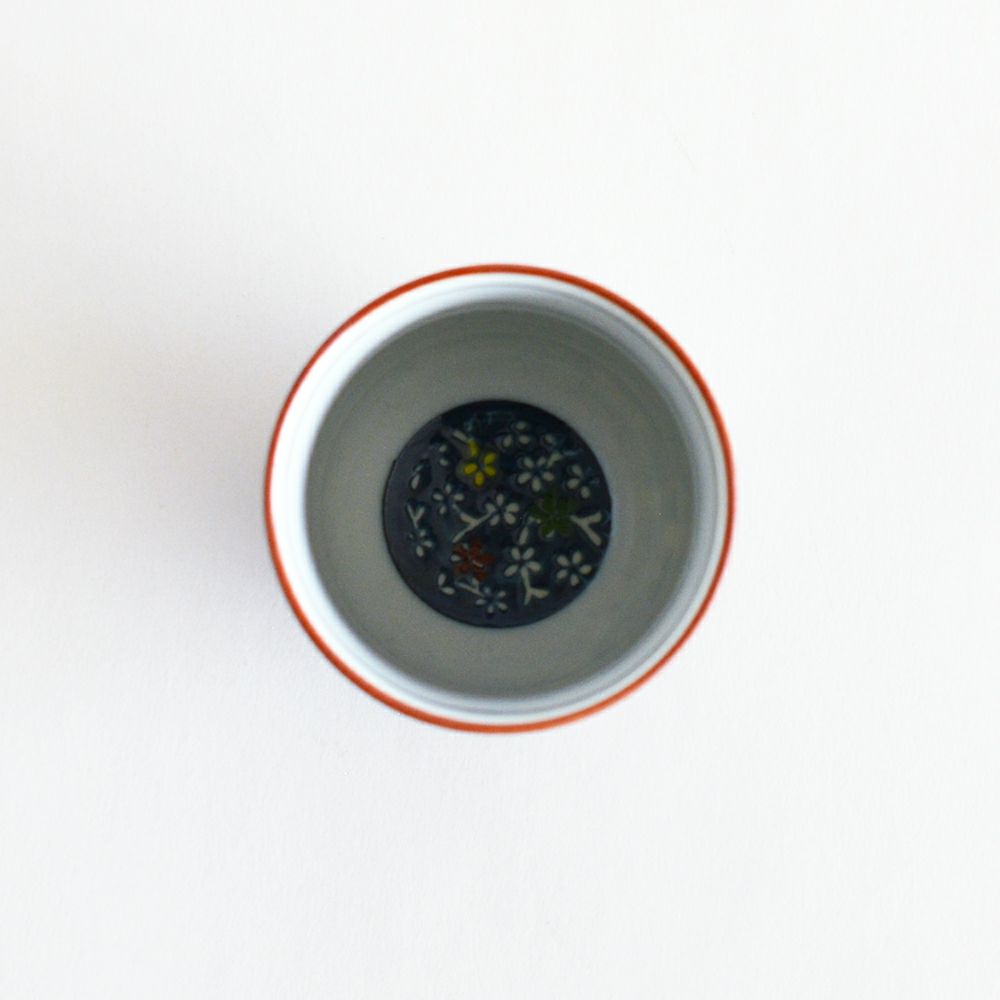 内側にも絵柄が描かれています