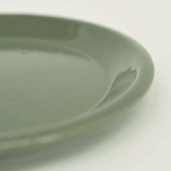 渕が少し上がっているデザインです