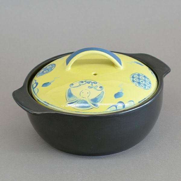 月のような黄色の蓋に青色のうさぎの丸紋が施された土鍋