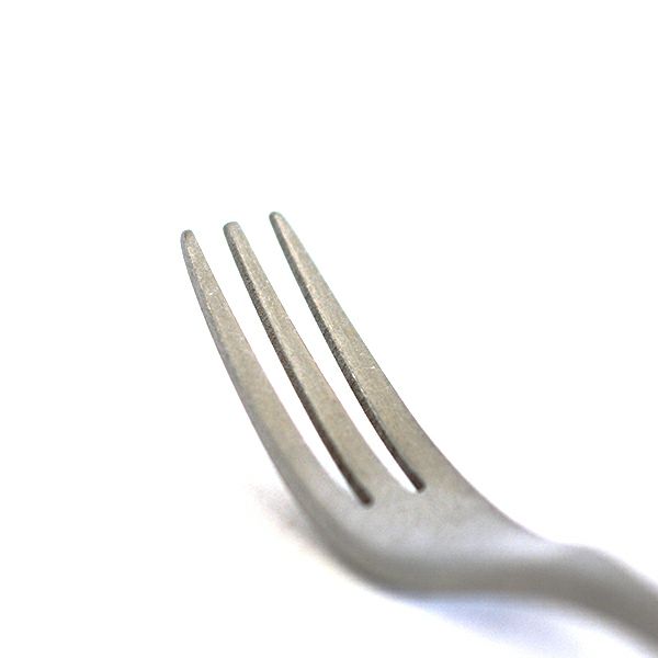 普段使いしやすく食洗器もお使い頂け、シルバー性のような美しさと耐久性が魅力。シックなマット加工が施され、合せる器を選ばない。和にも洋にも相性が良く、ワンランク上の食卓にしてくれるClasicoケーキフォーク