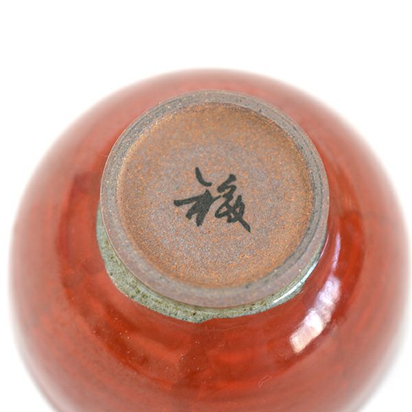 鮮やかな濃い赤色の釉薬と蓋にあしらわれたワンポイントの小梅模様が可愛らしい。ひとつひとつ職人たちの手描きや焼成の温度による色のムラやにじみ。ひとつとして同じもののない趣のある魅力的な濃（だみ）技法が施された赤濃小梅仙茶