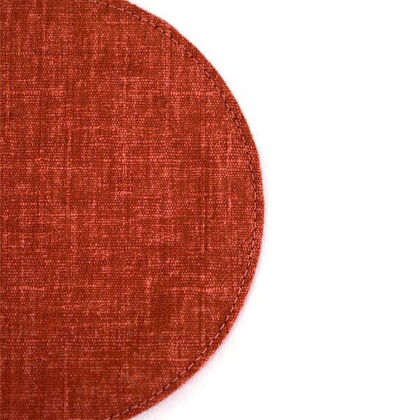 麻のような織むらのある生地をもちいた、シンプルな丸いマット。他のサイズとの組み合わせが可愛らしい。四角いテーブルの上が丸いアクセントで、とてもかわいらしくコーディネート出来ます。四季彩 サークルマットS 赤