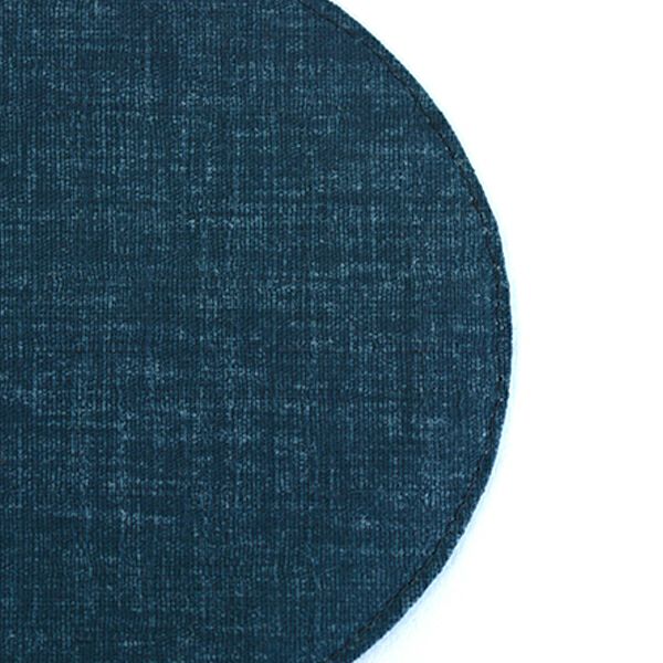 麻のような織むらのある生地をもちいた、シンプルな丸いマット。他のサイズとの組み合わせが可愛らしい。四角いテーブルの上が丸いアクセントで、とてもかわいらしくコーディネート出来る四季彩 サークルマットS 紺