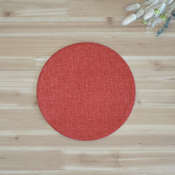 麻のような織むらのある生地をもちいた、シンプルな丸いマット。他のサイズとの組み合わせが可愛らしい。四角いテーブルの上が丸いアクセントで、とてもかわいらしくコーディネート出来る四季彩 サークルマットM 赤