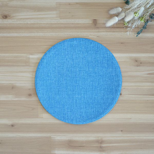 麻のような織むらのある生地をもちいた、シンプルな丸いマット。他のサイズとの組み合わせが可愛らしい。四角いテーブルの上が丸いアクセントで、とてもかわいらしくコーディネート出来る四季彩 サークルマットM 紺