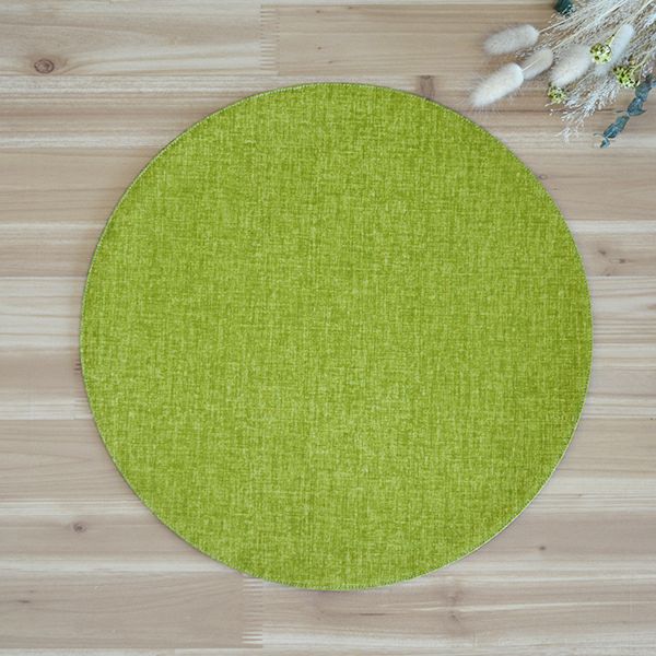 麻のような織むらのある生地をもちいた、シンプルな丸いマット。他のサイズとの組み合わせが可愛らしい。四角いテーブルの上が丸いアクセントで、とてもかわいらしくコーディネート出来る四季彩 サークルマットL 緑