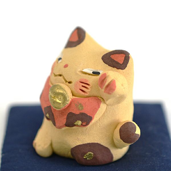 濱田ひろ子さんの手作りした、かわいらしい表情の招き猫。ネコの手貸すニャ!良縁満足招き猫 左手
