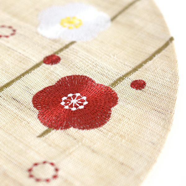 ほどよい厚みのしっかりとした生地感で、赤色と白色の梅のお花が刺繍されたかわいい梅の花ランチョン
