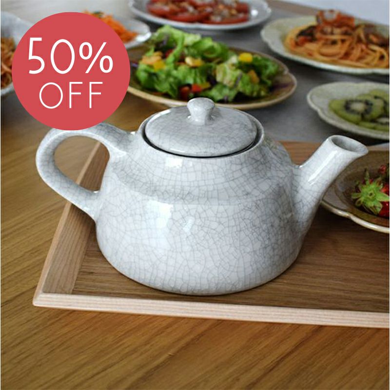 つややかで透明感のある白色の釉薬に渋みのある貫入を入れ、うつわに深みを出したあと、墨を入れることで浮かび上がってくる変化をお楽しみいただけるうつわoribe pottery ポット 墨貫入