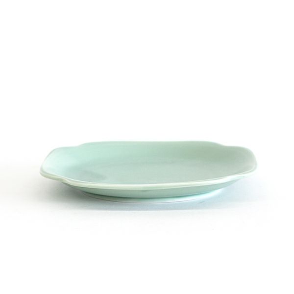 meimei-ware隅入取皿 青磁色古くから使われてきた古陶磁の特徴ある3種類のシルエットの食器「meimei-ware」シリーズ。 使いやすいさらりとしたなめらかな生地感で、マットな質感の釉薬がの銘々皿です。