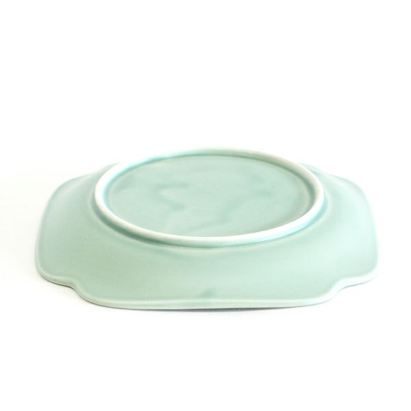 meimei-ware隅入取皿 青磁色古くから使われてきた古陶磁の特徴ある3種類のシルエットの食器「meimei-ware」シリーズ。 使いやすいさらりとしたなめらかな生地感で、マットな質感の釉薬がの銘々皿です。