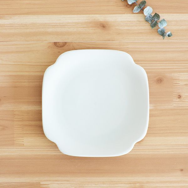 meimei-ware隅入取皿 濃青白色 古くから使われてきた古陶磁の特徴ある3種類のシルエットの食器「meimei-ware」シリーズ。 使いやすいさらりとしたなめらかな生地感で、マットな質感の釉薬がの銘々皿です。