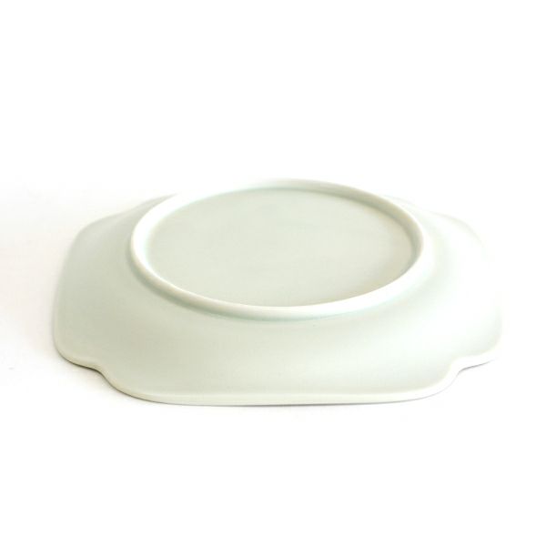 meimei-ware隅入取皿 濃青白色 古くから使われてきた古陶磁の特徴ある3種類のシルエットの食器「meimei-ware」シリーズ。 使いやすいさらりとしたなめらかな生地感で、マットな質感の釉薬がの銘々皿です。