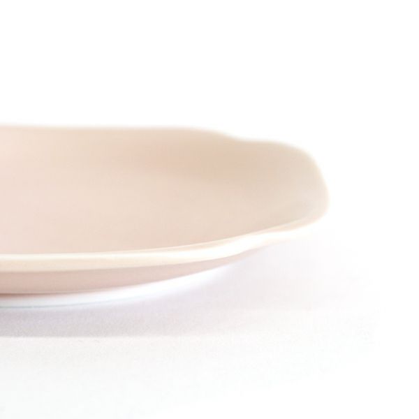 meimei-ware隅入取皿 ピンク　古くから使われてきた古陶磁の特徴ある3種類のシルエットの食器「meimei-ware」シリーズ。使いやすいさらりとしたなめらかな生地感で、マットな質感の釉薬がの銘々皿です。