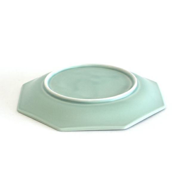 meimei-ware八角取皿 青磁色　古くから使われてきた古陶磁の特徴ある3種類のシルエットの食器「meimei-ware」シリーズ。使いやすいさらりとしたなめらかな生地感で、マットな質感の釉薬がの銘々皿です。