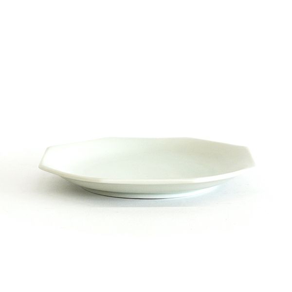meimei-ware八角取皿 濃青白色　古くから使われてきた古陶磁の特徴ある3種類のシルエットの食器「meimei-ware」シリーズ。使いやすいさらりとしたなめらかな生地感で、マットな質感の釉薬がの銘々皿です。