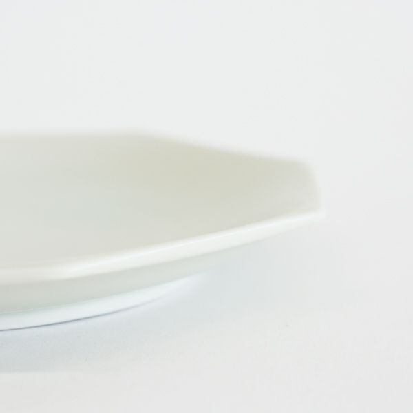 meimei-ware八角取皿 濃青白色　古くから使われてきた古陶磁の特徴ある3種類のシルエットの食器「meimei-ware」シリーズ。使いやすいさらりとしたなめらかな生地感で、マットな質感の釉薬がの銘々皿です。
