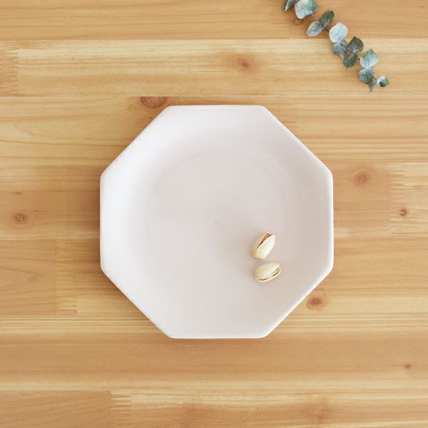 meimei-ware八角取皿 ピンク　古くから使われてきた古陶磁の特徴ある3種類のシルエットの食器「meimei-ware」シリーズ。使いやすいさらりとしたなめらかな生地感で、マットな質感の釉薬がの銘々皿です。