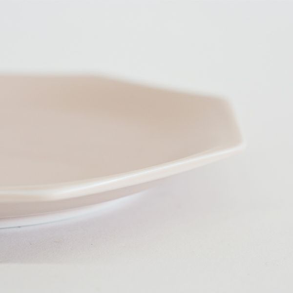 meimei-ware八角取皿 ピンク　古くから使われてきた古陶磁の特徴ある3種類のシルエットの食器「meimei-ware」シリーズ。使いやすいさらりとしたなめらかな生地感で、マットな質感の釉薬がの銘々皿です。