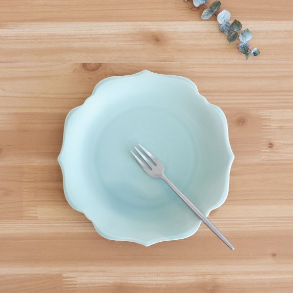 meimei-ware稜花取皿 青磁色　古くから使われてきた古陶磁の特徴ある3種類のシルエットの食器「meimei-ware」シリーズ。使いやすいさらりとしたなめらかな生地感で、マットな質感の釉薬がの銘々皿です。