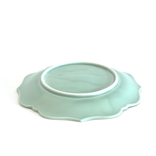meimei-ware稜花取皿 青磁色　古くから使われてきた古陶磁の特徴ある3種類のシルエットの食器「meimei-ware」シリーズ。使いやすいさらりとしたなめらかな生地感で、マットな質感の釉薬がの銘々皿です。