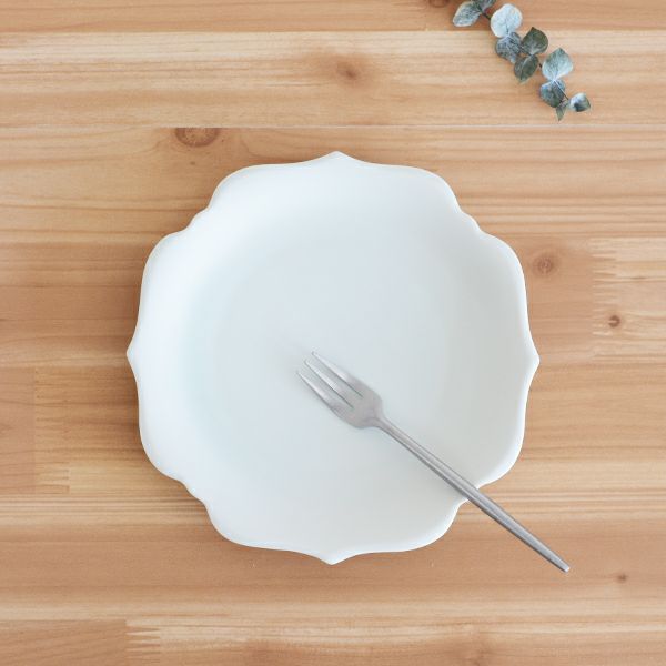 meimei-ware稜花取皿 濃青白色　古くから使われてきた古陶磁の特徴ある3種類のシルエットの食器「meimei-ware」シリーズ。使いやすいさらりとしたなめらかな生地感で、マットな質感の釉薬がの銘々皿です。