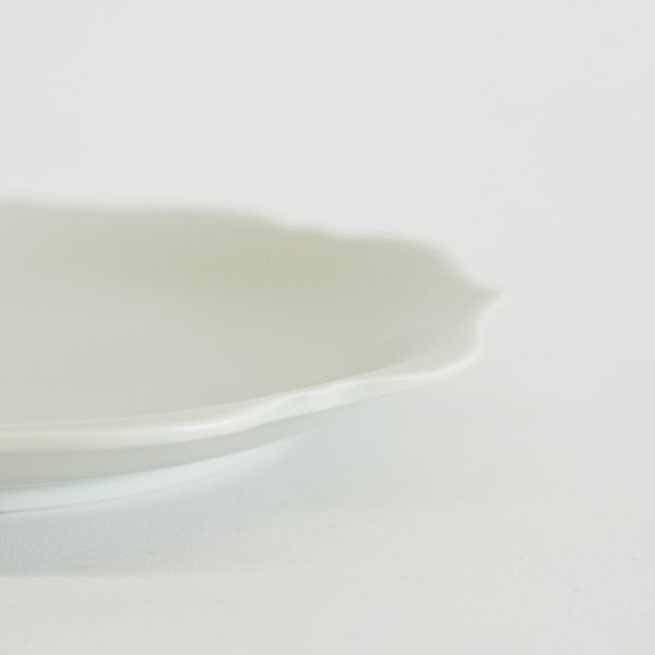 meimei-ware稜花取皿 濃青白色　古くから使われてきた古陶磁の特徴ある3種類のシルエットの食器「meimei-ware」シリーズ。使いやすいさらりとしたなめらかな生地感で、マットな質感の釉薬がの銘々皿です。