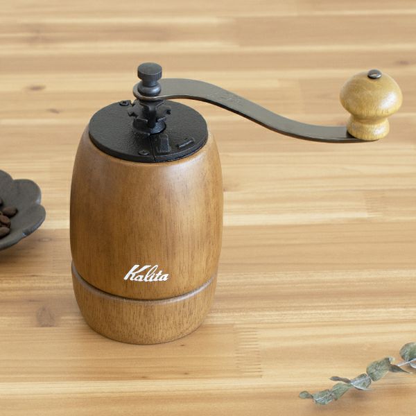 丸みのある樽型のデザインがかわいらしい。ウッド調で温かみのある印象のコーヒーミル KH-9 ブラウン