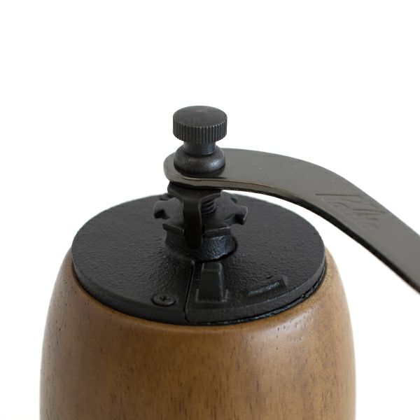 丸みのある樽型のデザインがかわいらしい。ウッド調で温かみのある印象のコーヒーミル KH-9 ブラウン